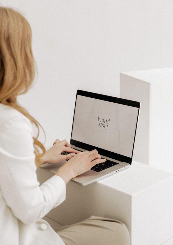 Franzi Brandstory Designs Branding am Laptop